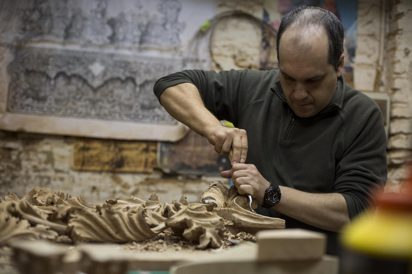 El tallista Francis Verdugo trabajando en uno de sus pasos.