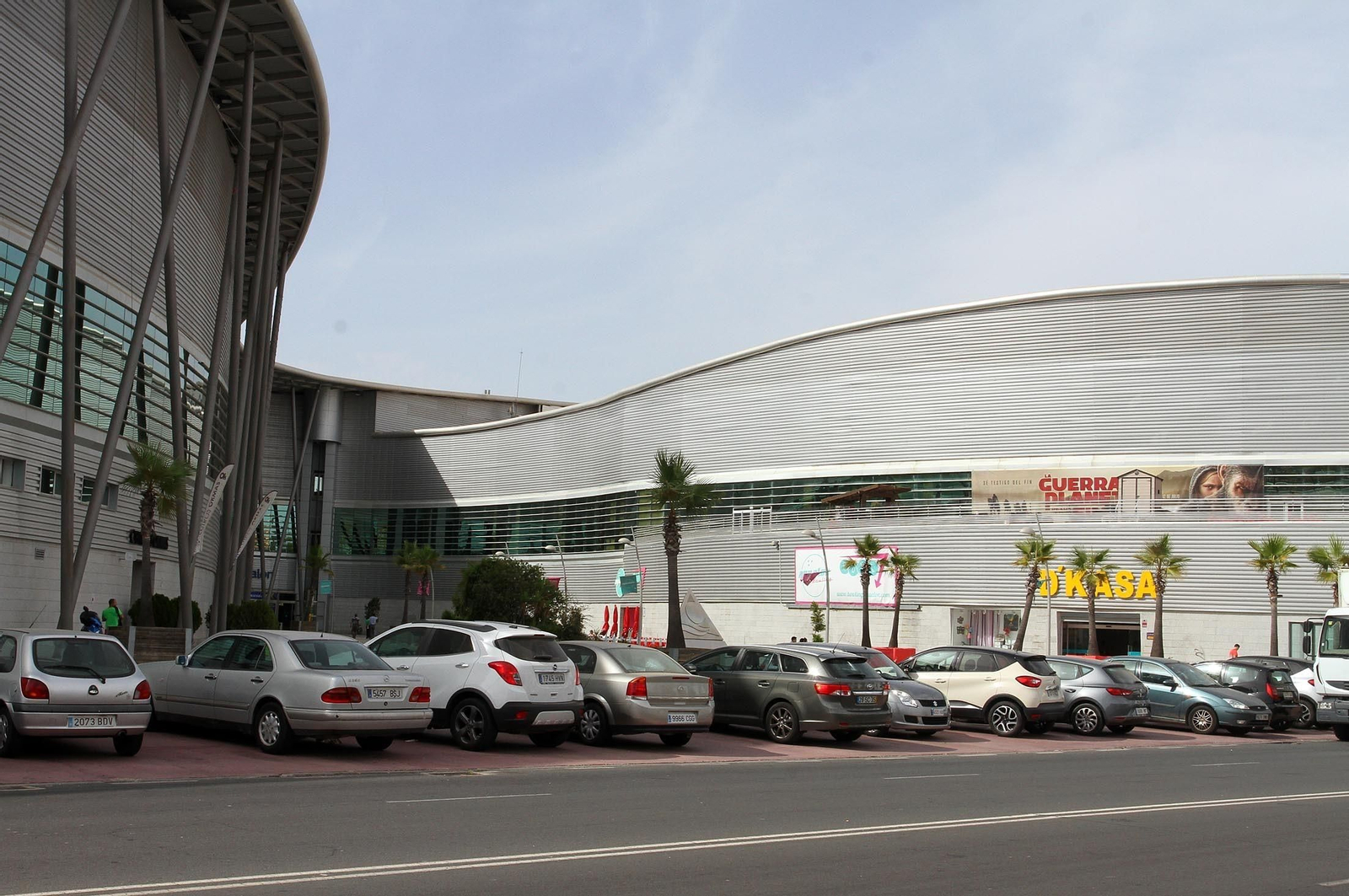 Vista exterior del Centro Comercial Aqualon, donde se ubica el nuevo mercado gastronómico de la capital.