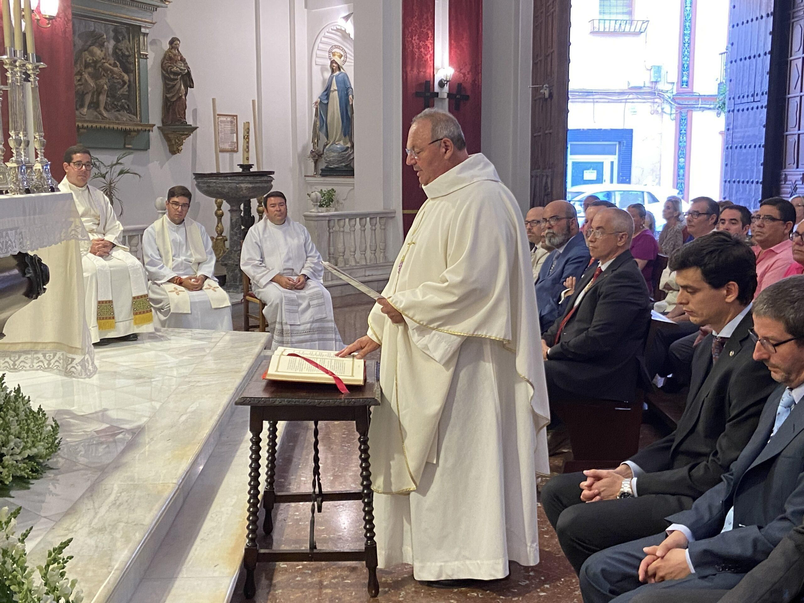Fotogalería de la toma de posesión de los sacerdotes de Las Viñas, Santiago y San Pedro en Jerez