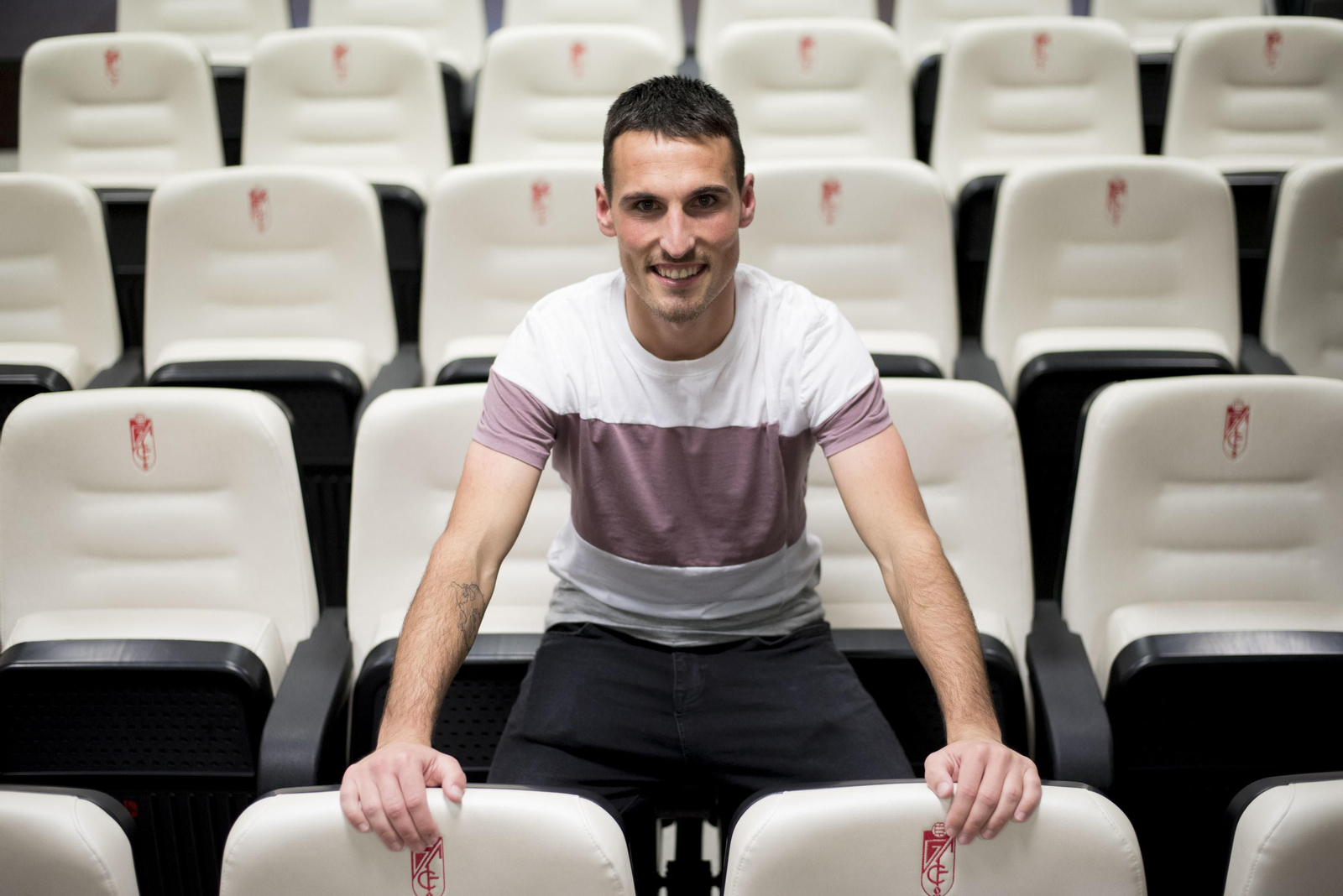 El joven jugador rojiblanco posa en la sala de prensa de la Ciudad Deportiva del Granada CF.