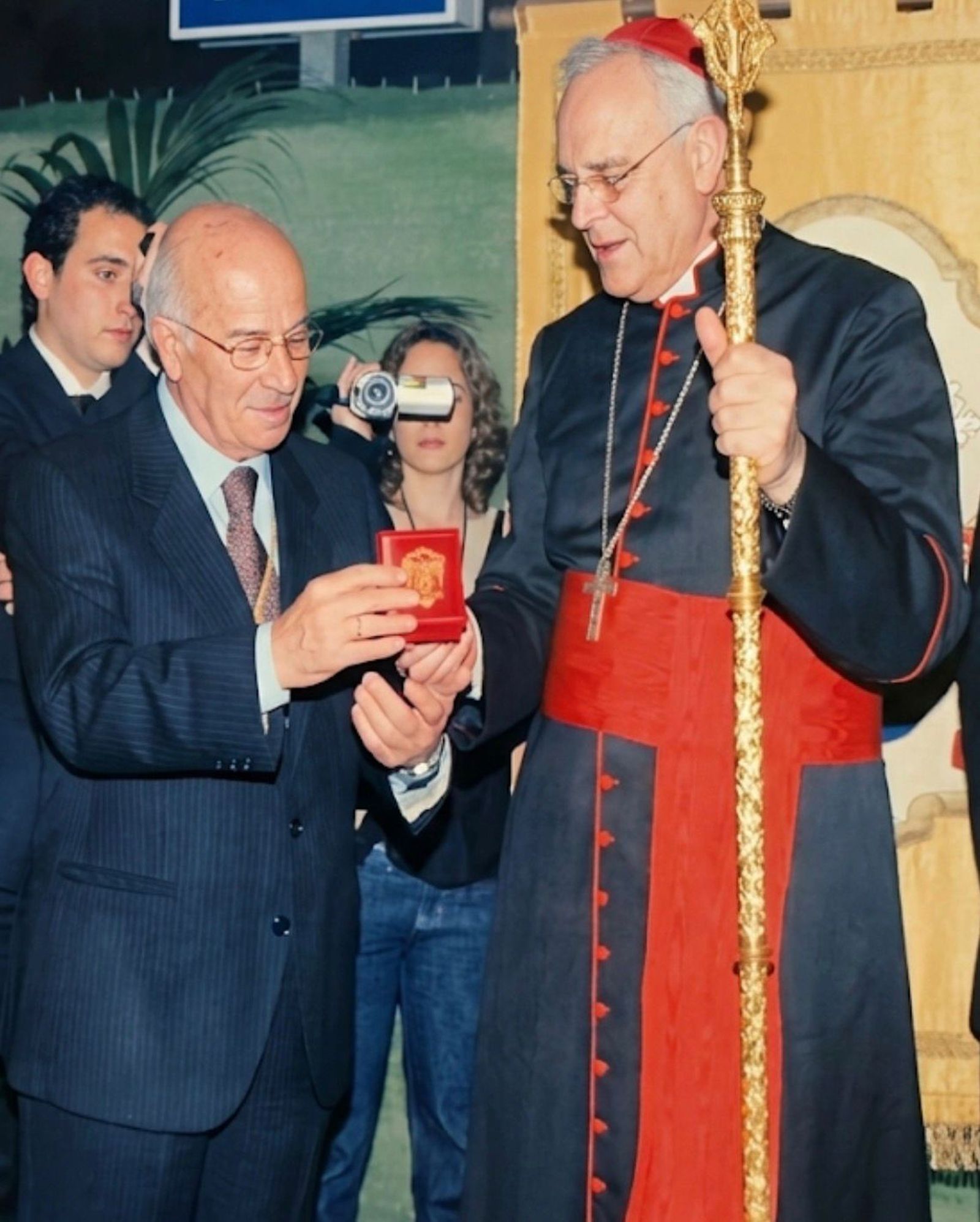 El cardenal Amigo en in recibimiento a la hermandad, en la persona de quien fue hermano mayor Alfonso Mateos.