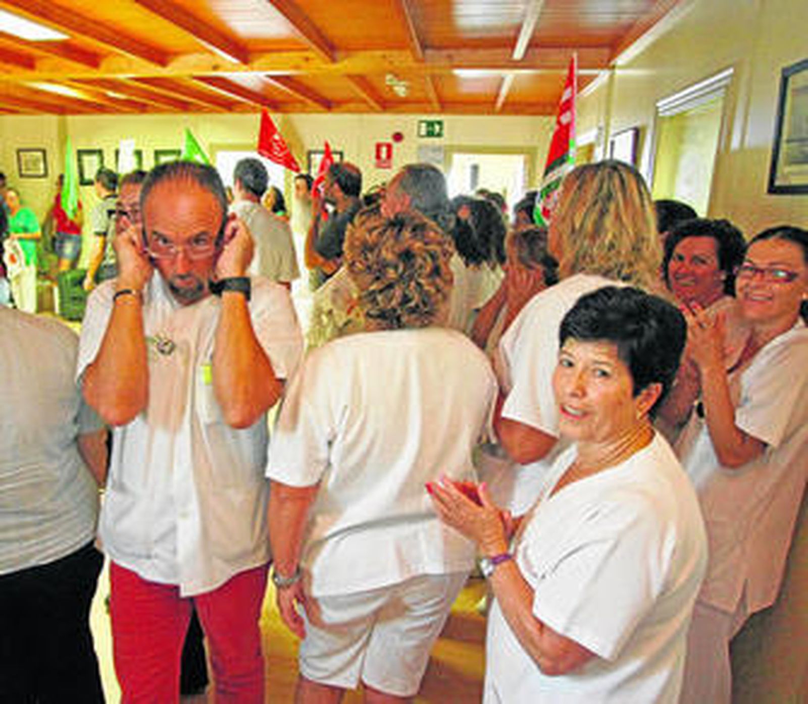 Un momento de la protesta en el interior de la zona administrativa del Área Sanitaria, ayer.