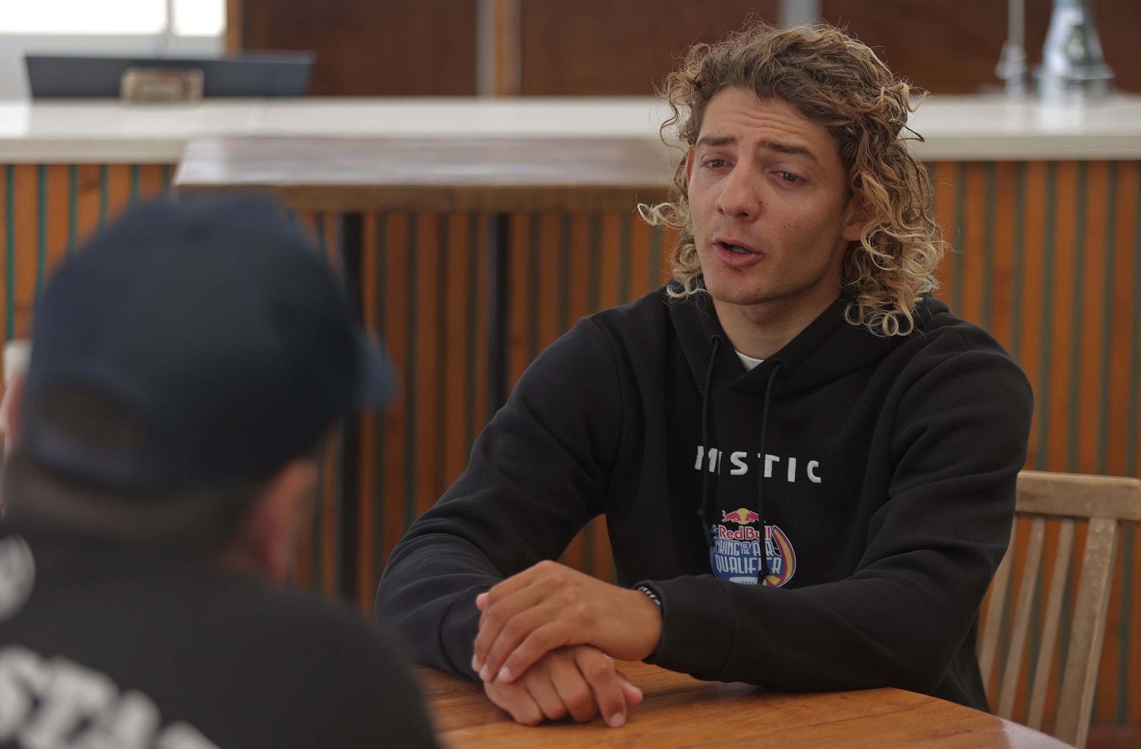 Fotos de Lorenzo Casati y Valentin Hoenderop, participantes del Red Bull King of the Air Tarifa 2025