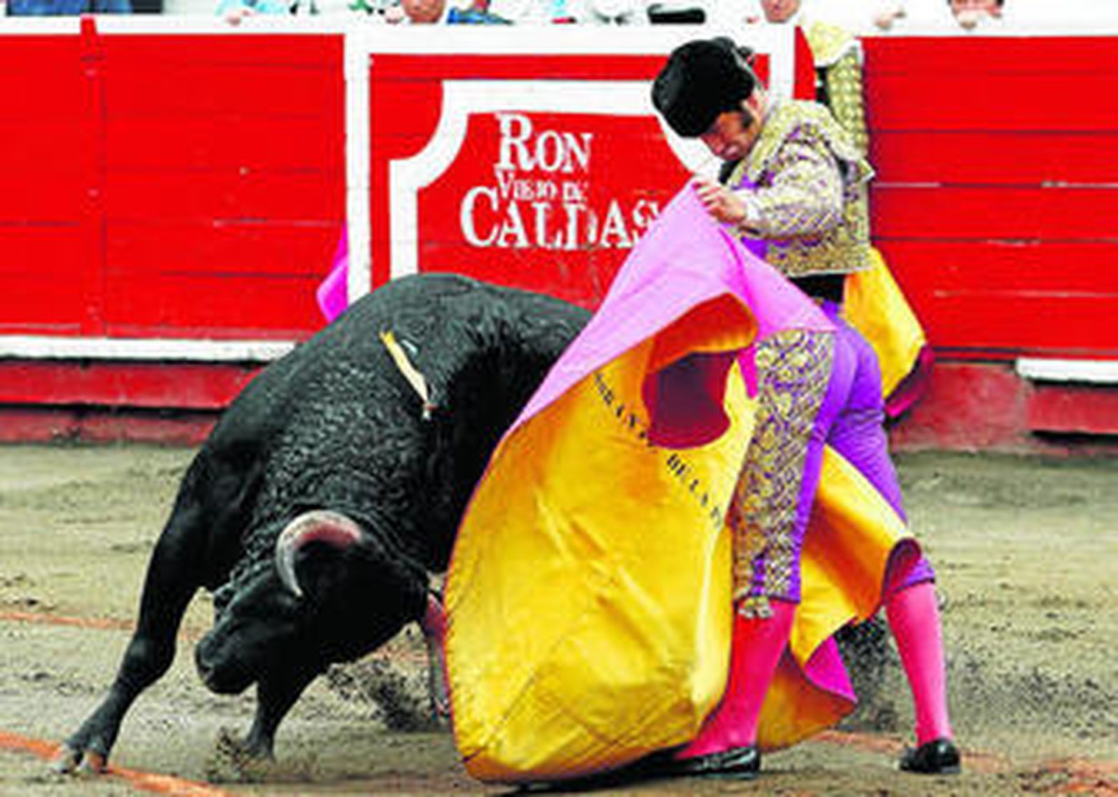 El diestro sevillano José Antonio 'Morante de la Puebla', en una verónica en la plaza de toros de Manizales.