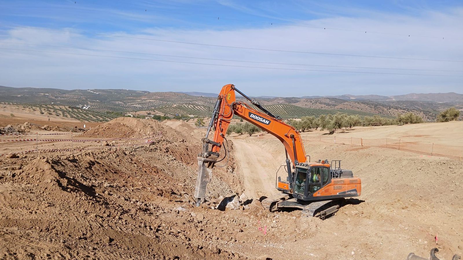 Una máquina taladra el subsuelo de roca en las obras de Riofrío de la Variante de Loja