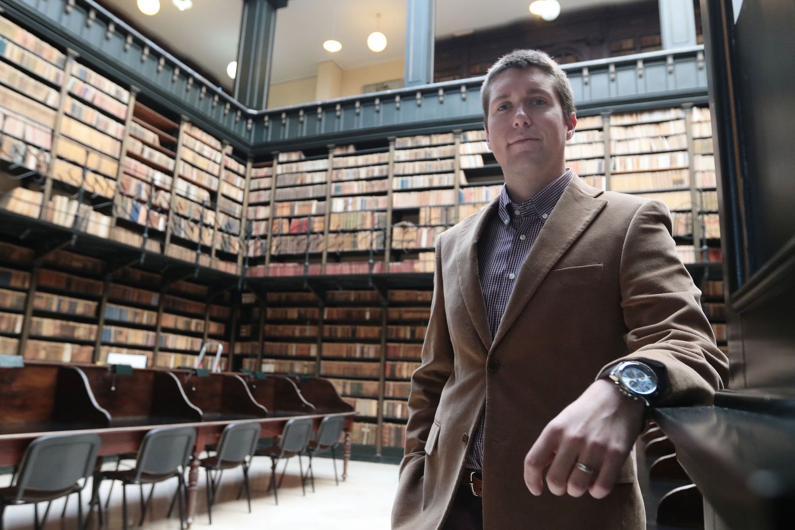 Juan José Villalba, en el salón central de la Biblioteca Municipal de Jerez.