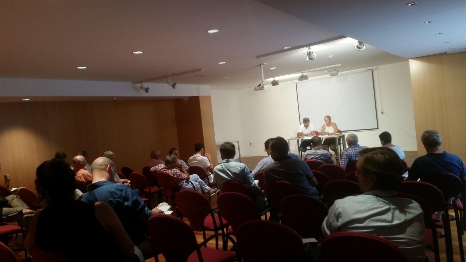 Una imagen de la reunión mantenida con los caseteros y feriantes.