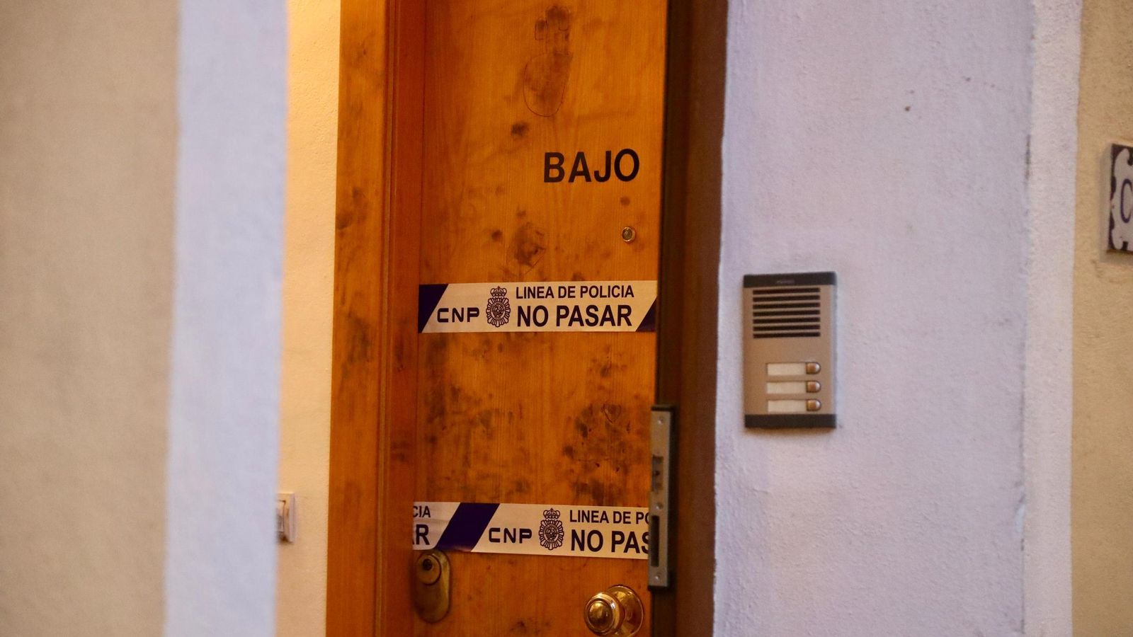 Puerta precintada por la Policía Nacional.