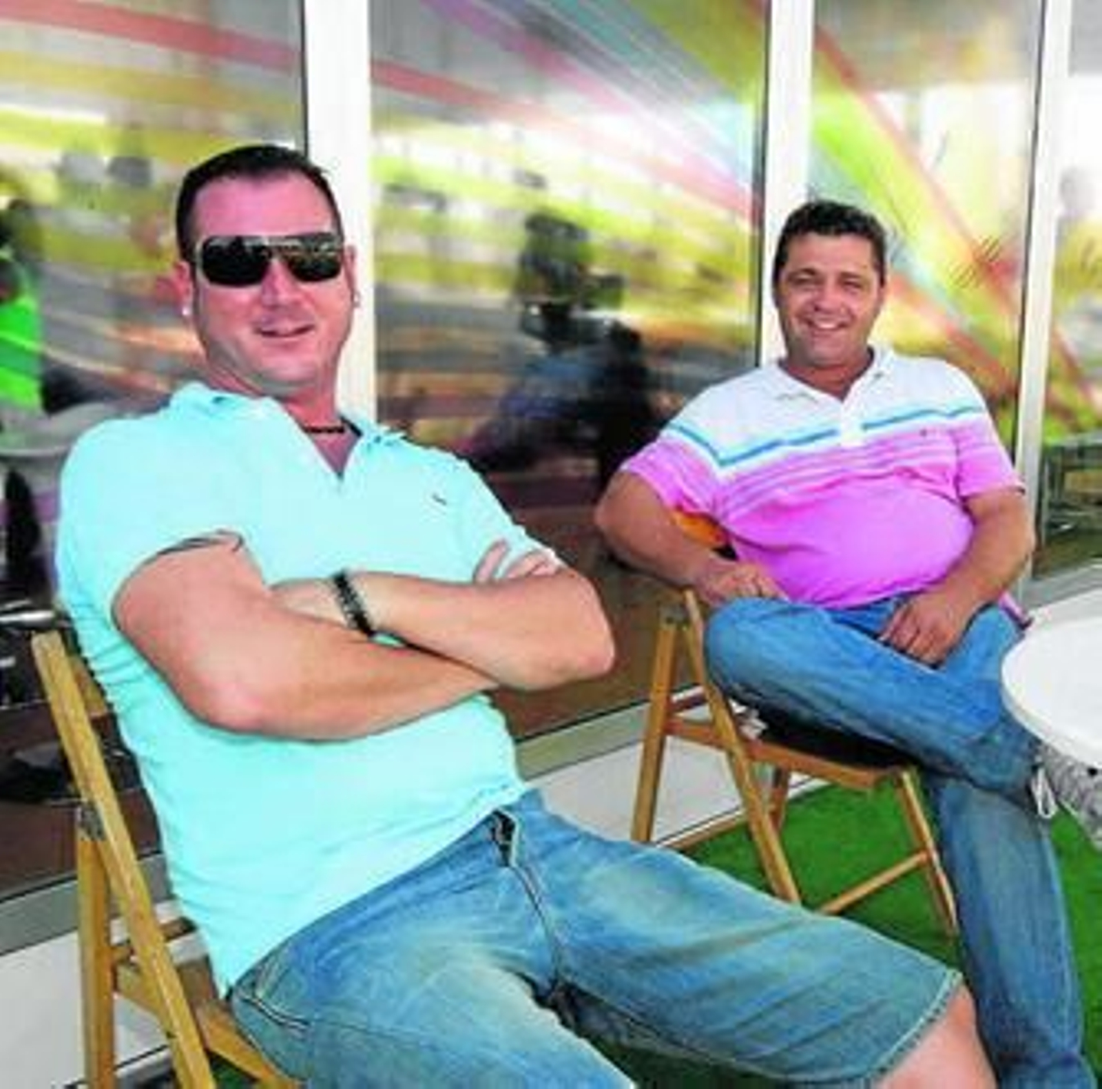 Valientes y aguerridos, Juan Antonio Gómez y Francisco Javier Cruz se atrevieron con el calor de la terraza.