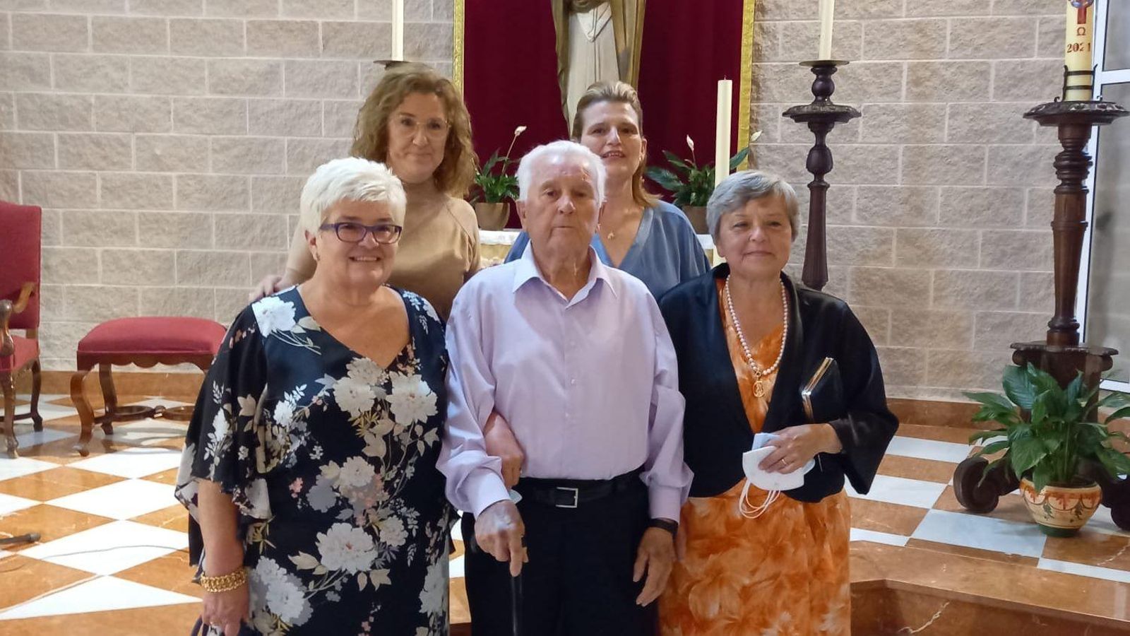 Diego España junto a su hija Antonia, abajo a la izquierda, y el resto de sus hijas