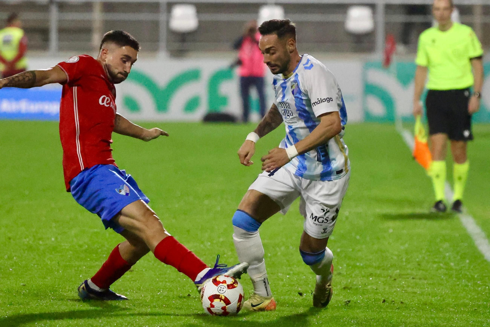 Ekhiotz Orobio, ante Víctor García en el Estepona-Málaga CF.