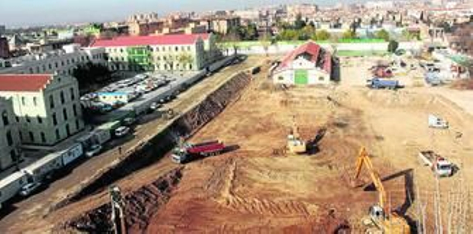 Vista del solar donde próximamente se ubicará el complejo deportivo, junto con el parking subterráneo y el Mercadona.