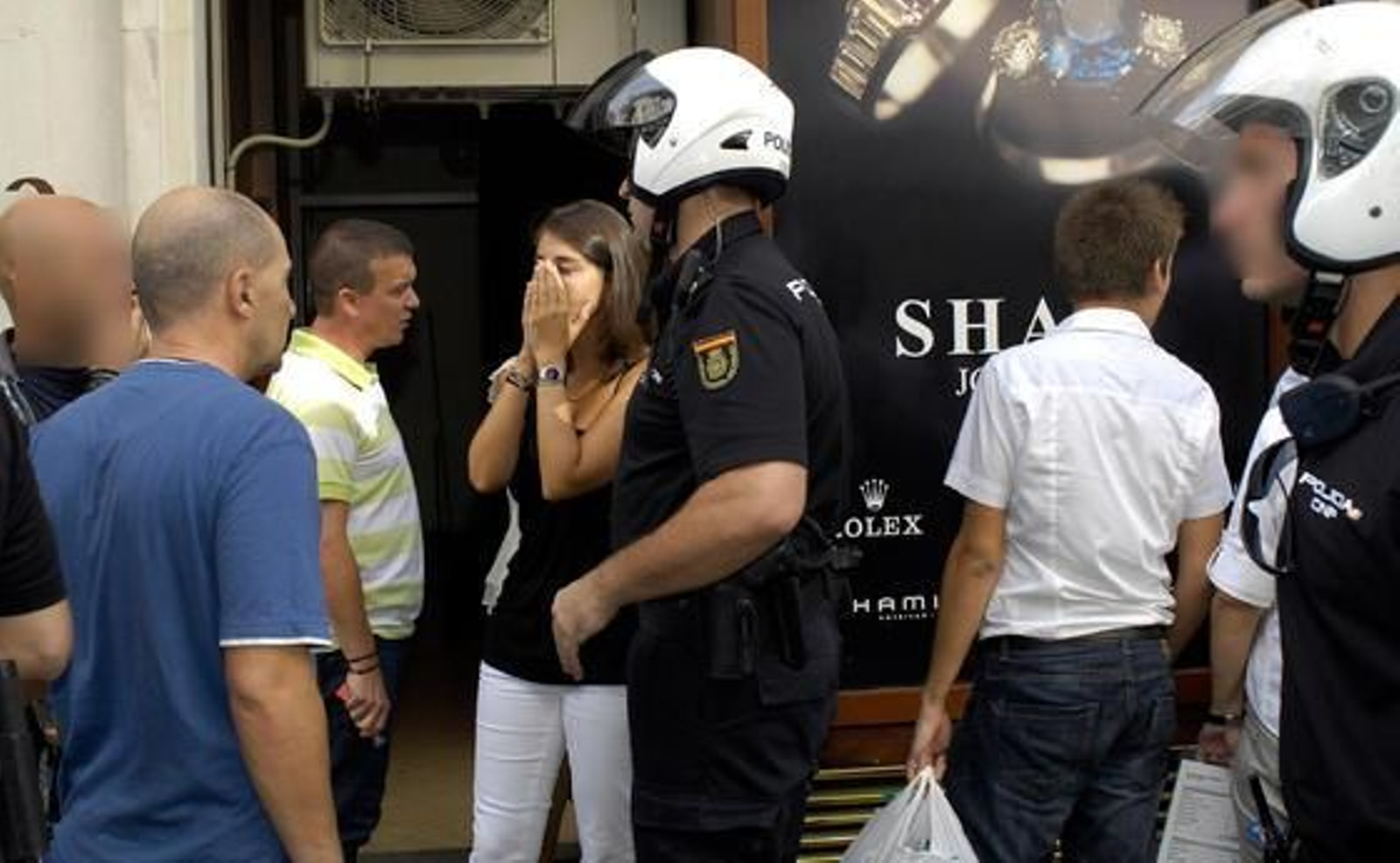 Varios policías atienden a las víctimas.

Foto: Manuel Gómez