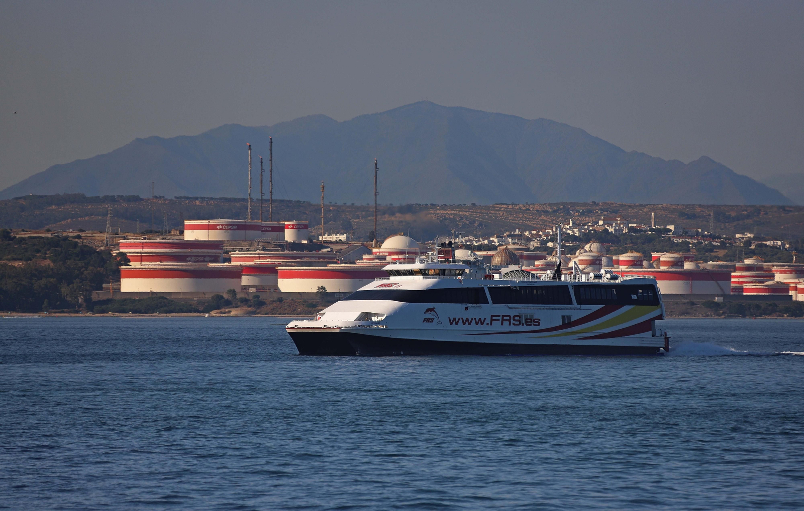 Un barco de FRS llega a Algeciras desde Ceuta, este domingo.