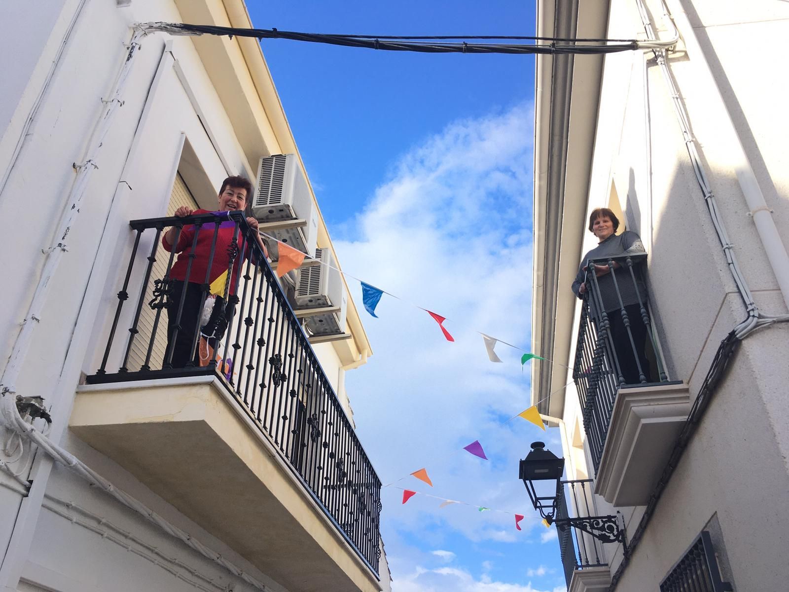 Los vecinos de Fuente Tójar adornan sus balcones como celebración.