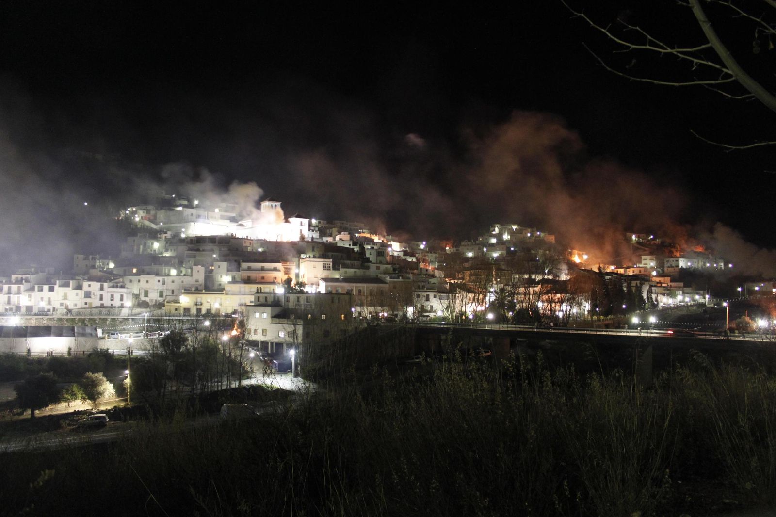 Panorámica del pueblo durante las Fiestas en las que se queman los chiscos