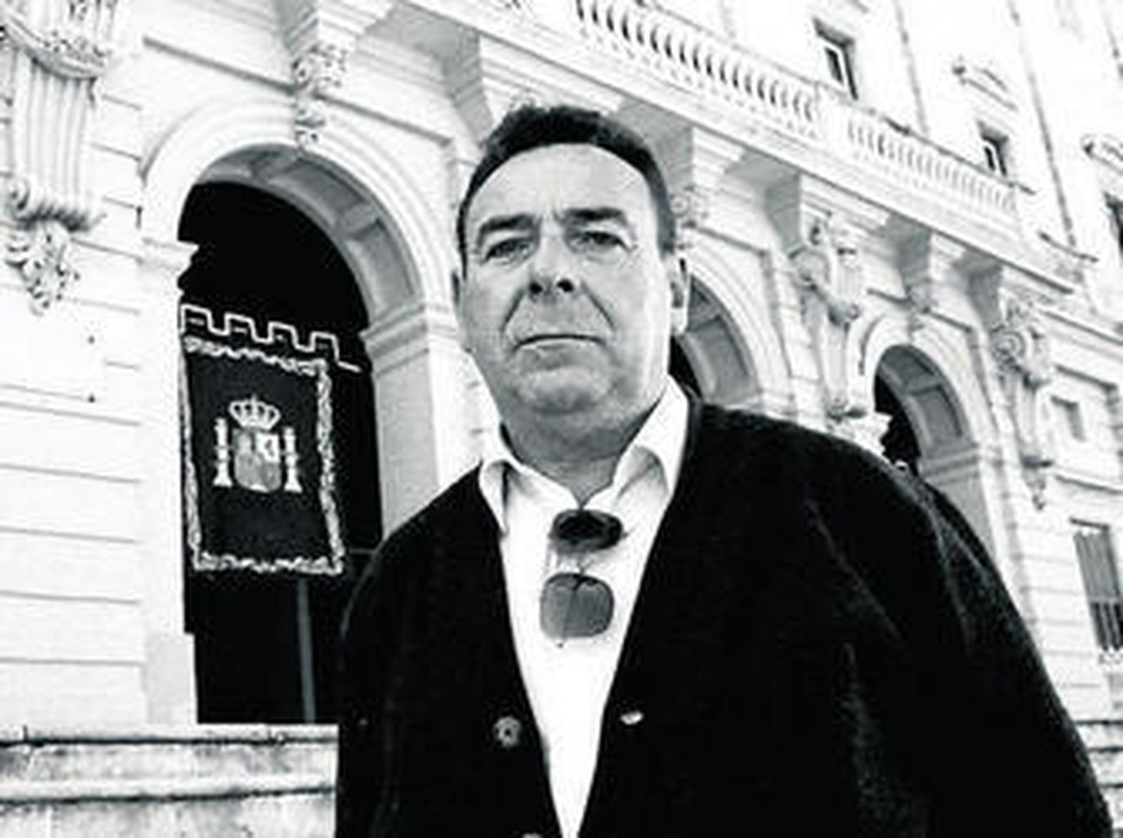 Andrés Ruiz Pizones, fotografiado ante el Ayuntamiento en 1998.