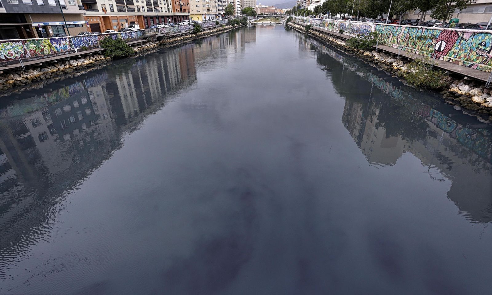Las manchas negras en el río Guadalmedina.