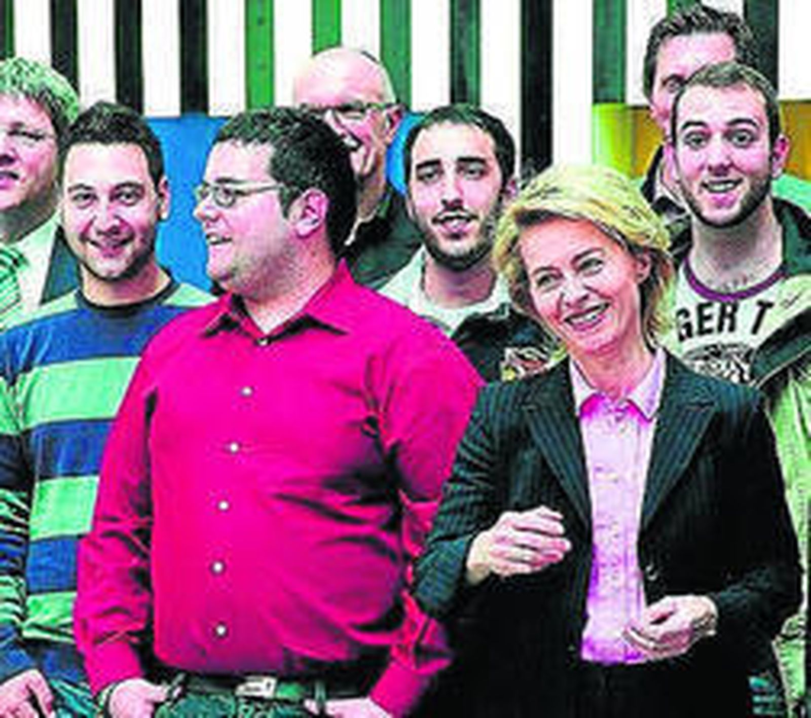 La ministra alemana de Trabajo, Ursula von der Leyen, junto a un grupo de jóvenes españoles.  / EFE