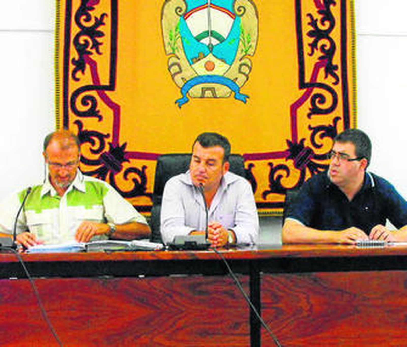 Salvador Hernández, secretario, y un edil de GICAR.