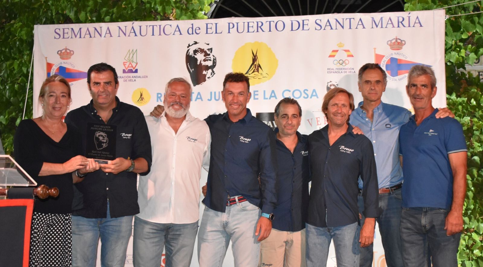 Tripulación del 'Brujo' en la entrega de premios.