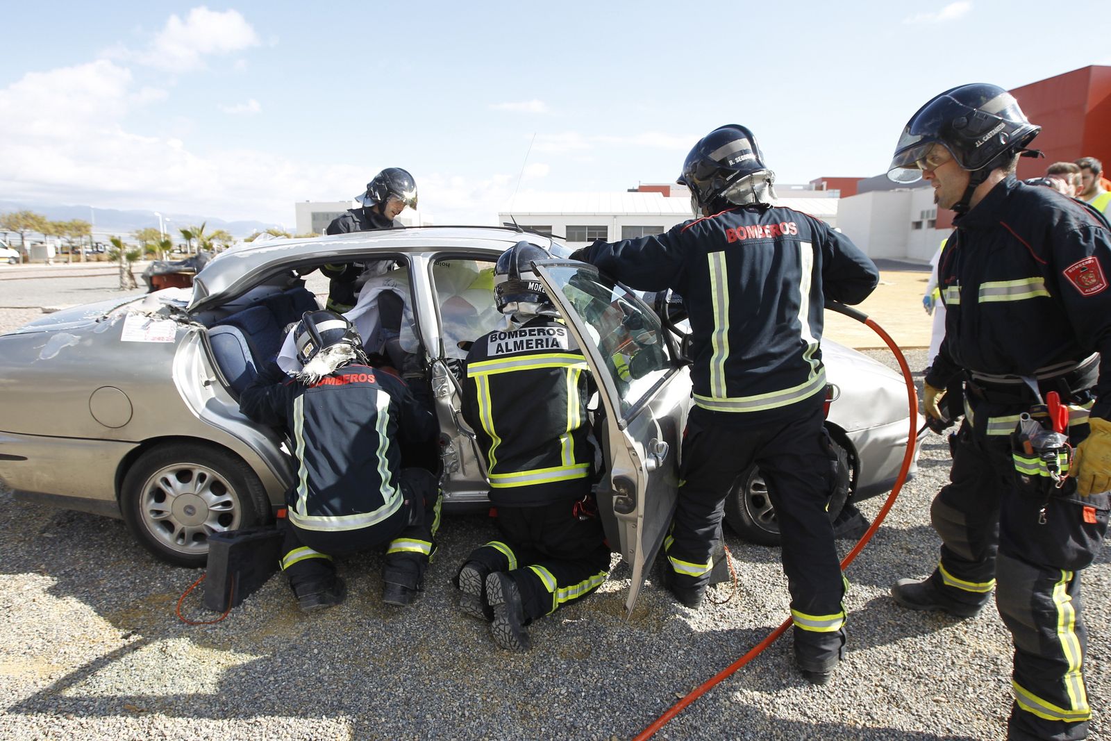 Las imágenes del simulacro de accidente con víctimas en la UAL