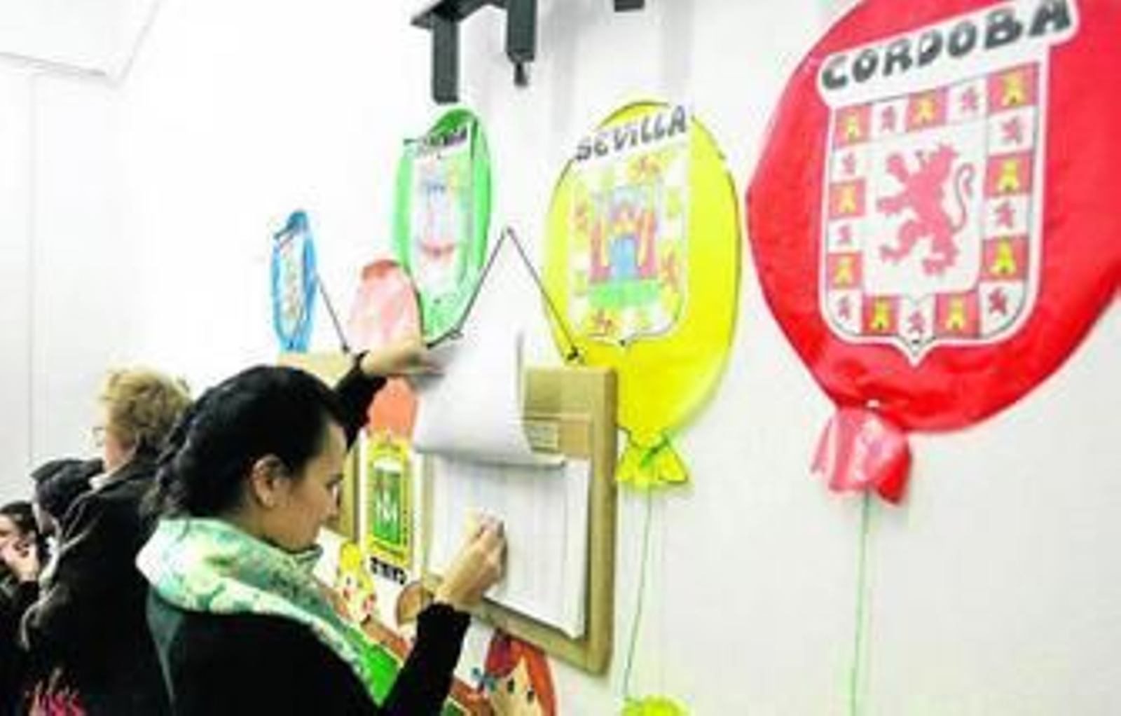 Una mujer consulta las listas de un colegio de la capital en las elecciones de 2011.