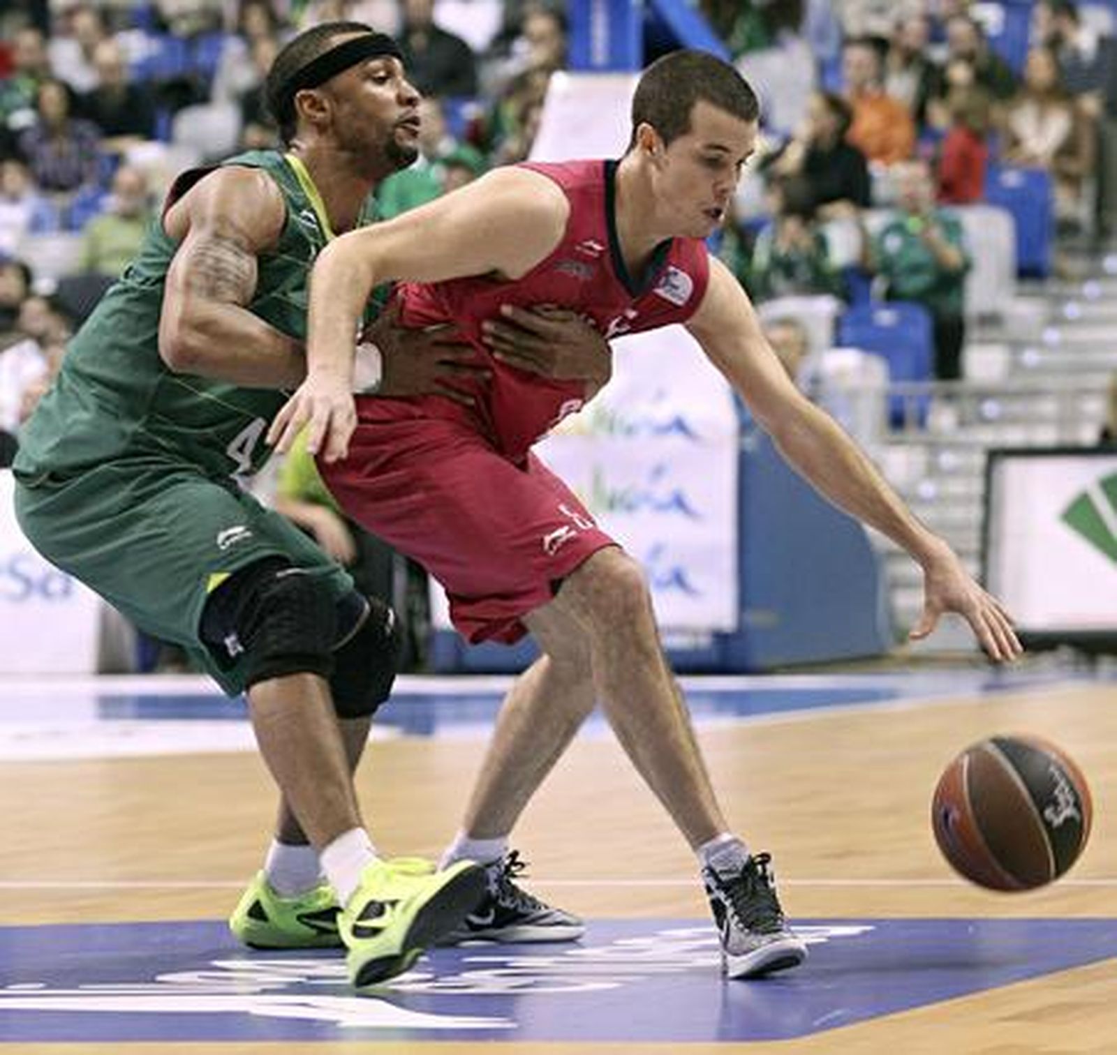 Unicaja vence al Caja Laboral en el Martín Carpena (79-66). / EFE