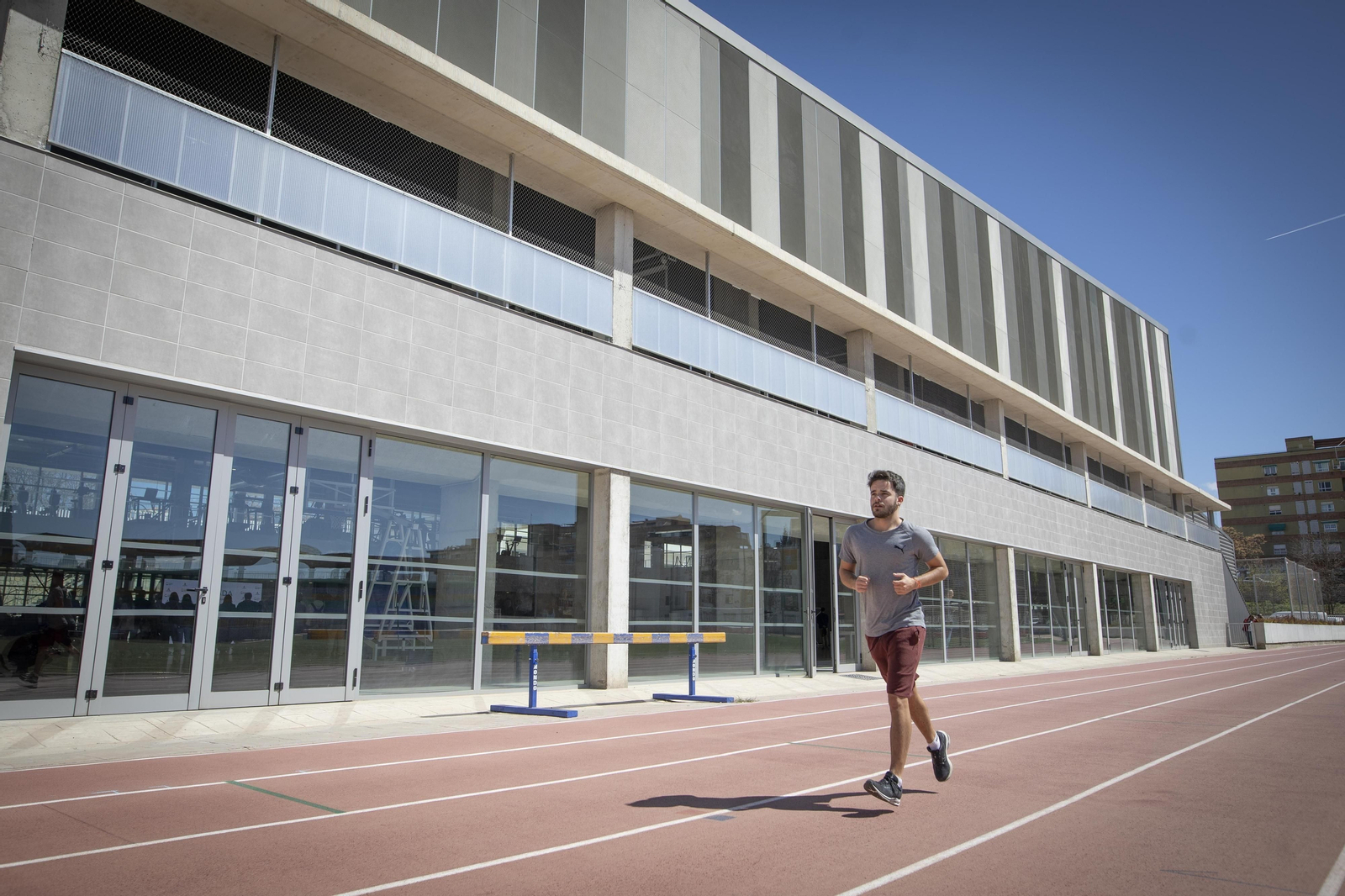 Un deportista corre sobre el tartán del Estadio de la Juventud.