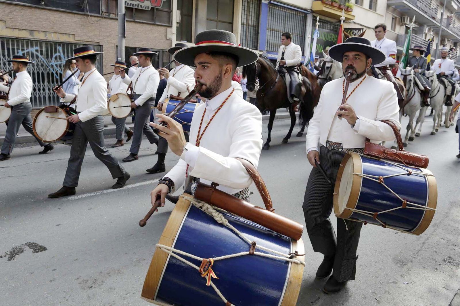 El Rocío 2023: Imágenes de la Hermandad de Emigrantes en su salida de Huelva