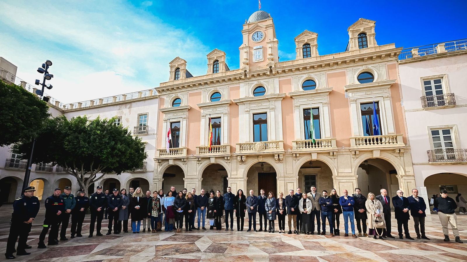 Minuto de silencio en el Ayuntamiento de Almería por las víctimas de Adamuz.
