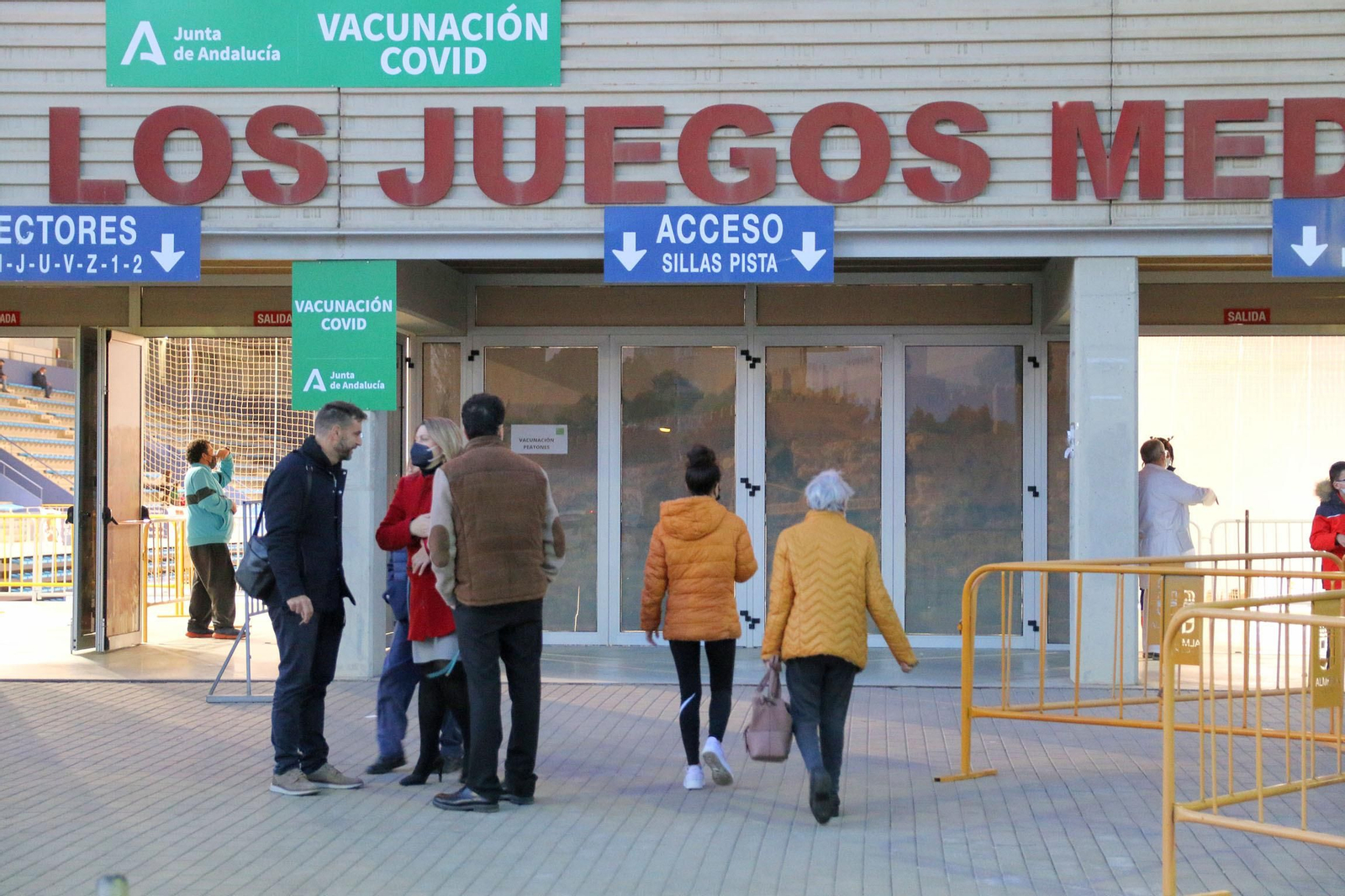 Almerienses en el Palacio de los Juegos Mediterráneo, punto de vacunación COVID.