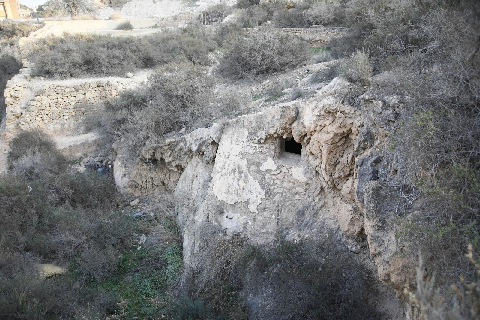 Imágenes de los refugios de la guerra civil descubierto en el barrio de Las Trincheras