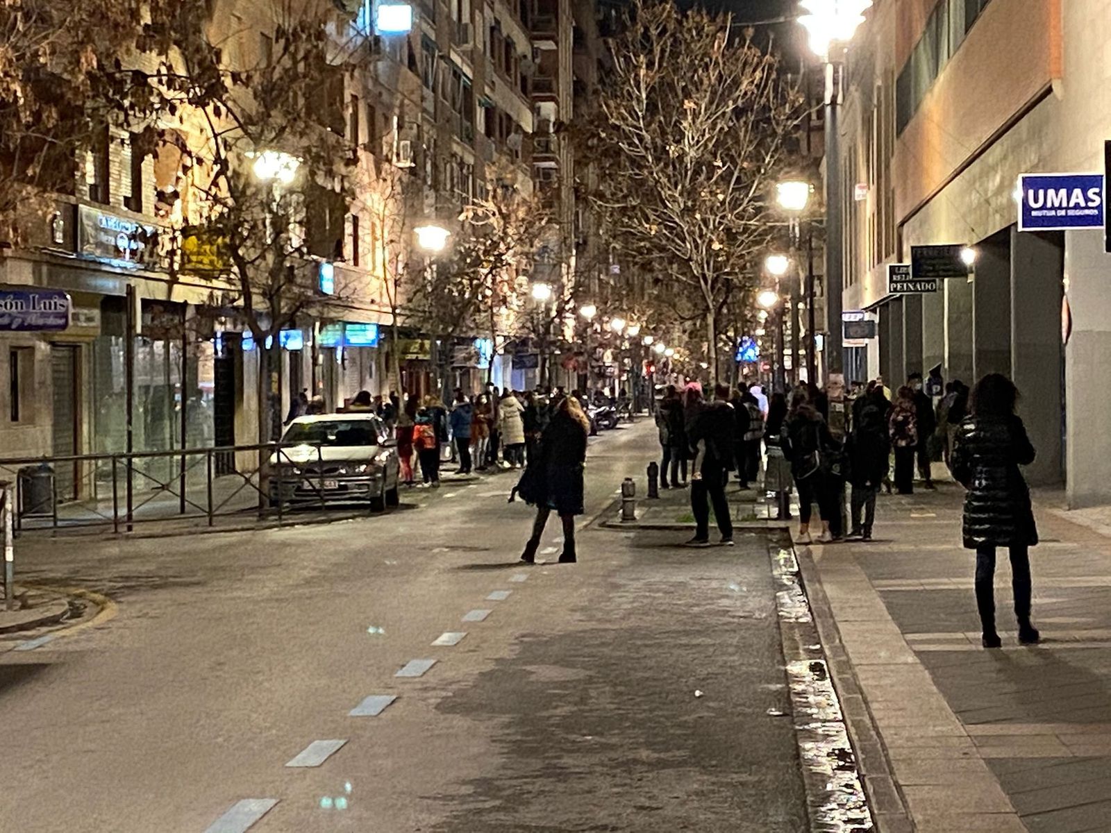 Cientos de granadinos salieron a la calle tras los terremotos.