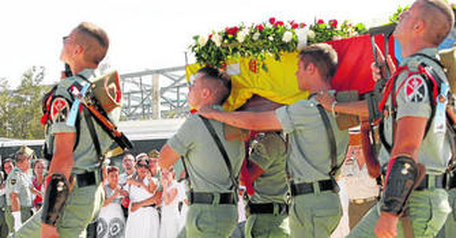 El piquete de honores y una escuadra de gastadores portaron el féretro del soldado Yeison Felipe Ospina fallecido en misión en Líbano hace cuatro años.