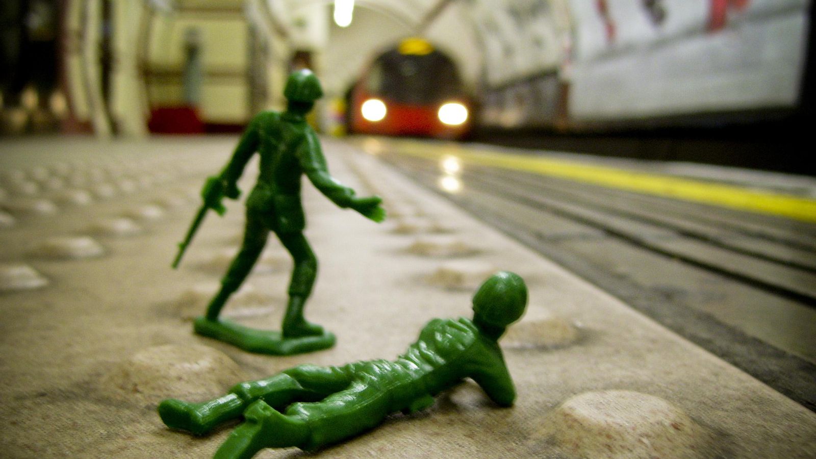 Soldaditos de plástico verde con apariencia de invasores extraterrestres.