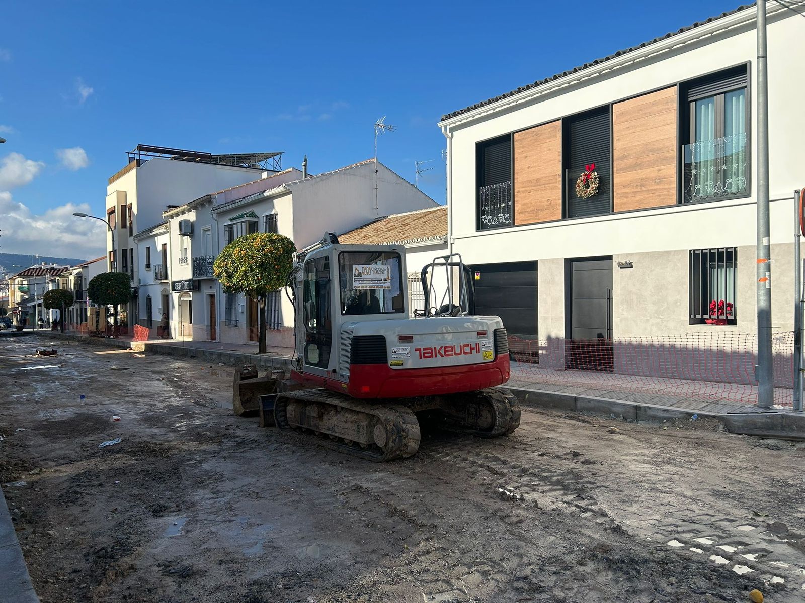 Obras en la calle Catedrático Alcalá Santaella de Baena.