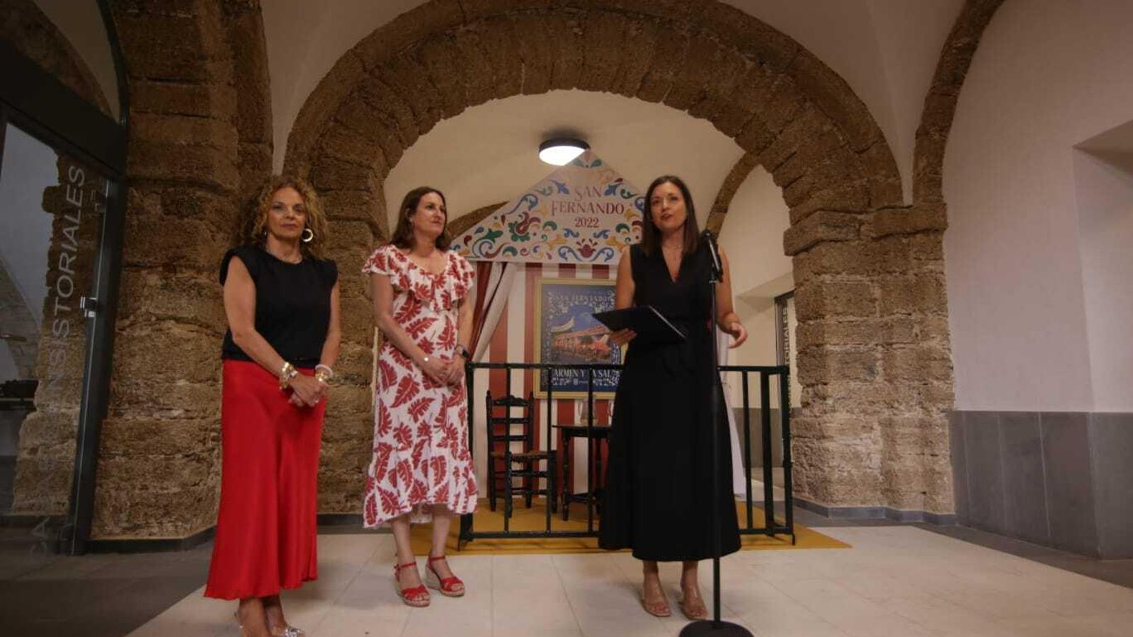 La alcaldesa, Patricia Cavada, acompañada de las concejalas de Fiestas y de Turismo, Mar Suárez y Regla Moreno.