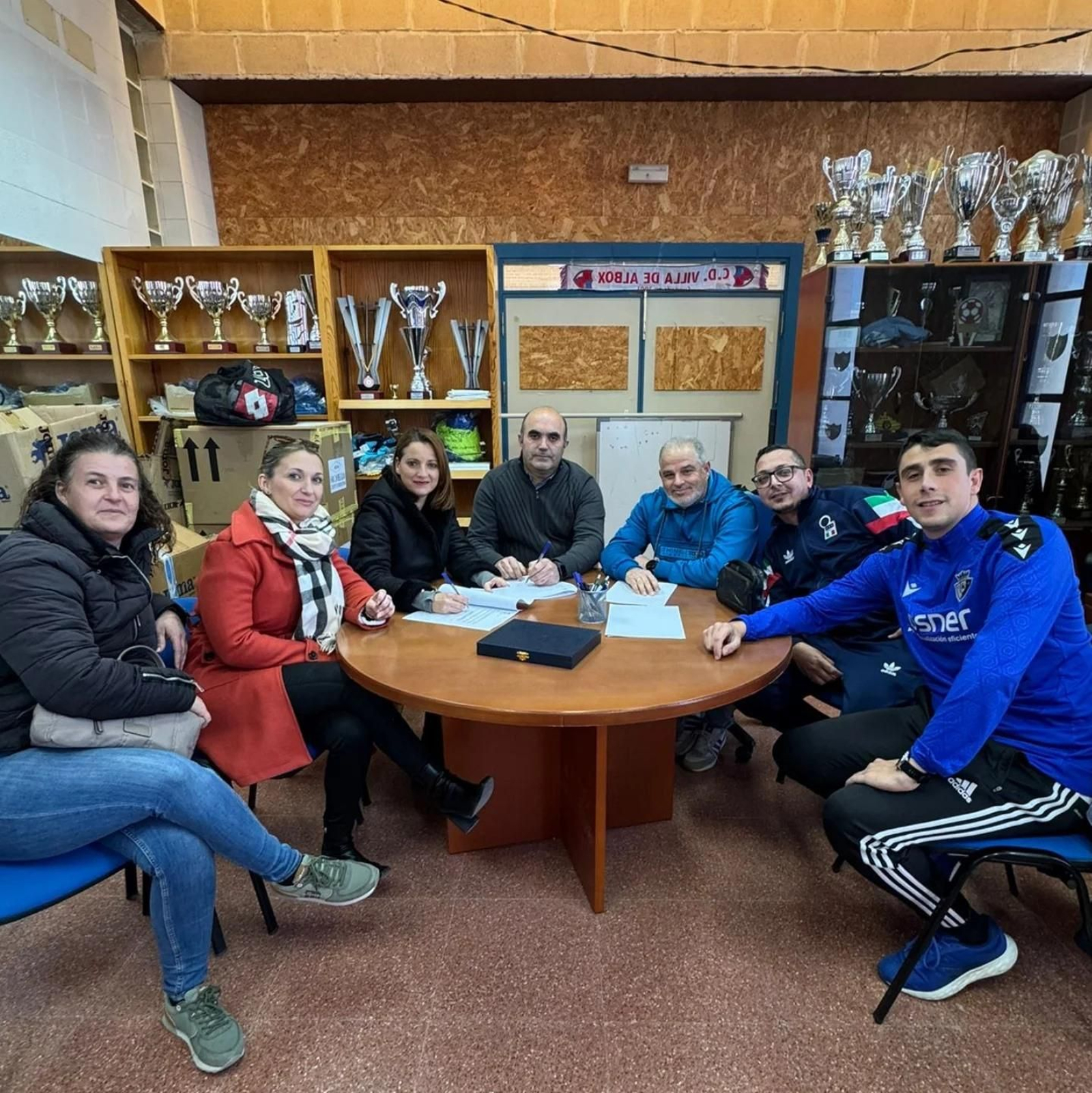 La alcaldesa y los representantes del club durante la firma del convenio