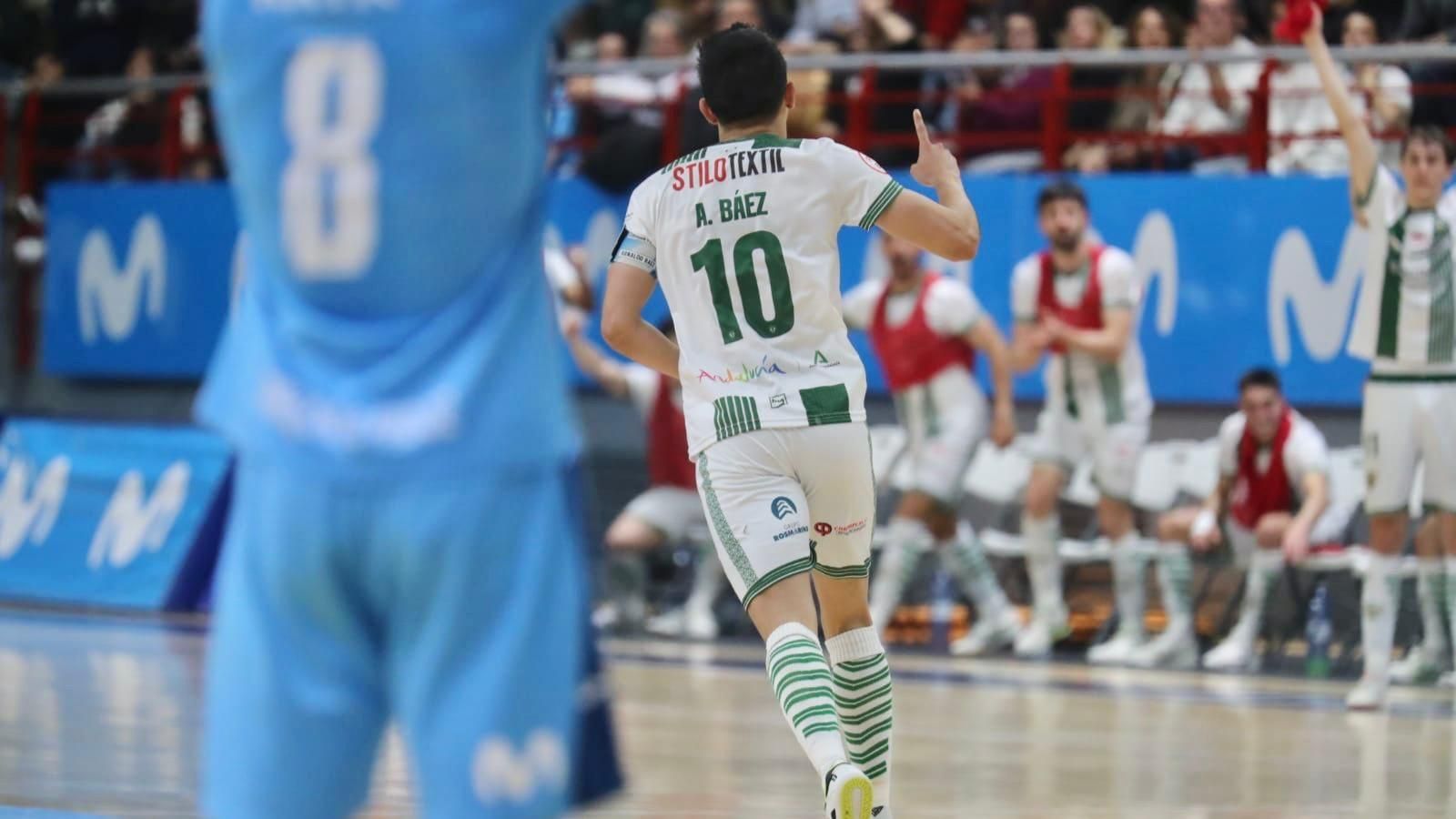 Arnaldo Báez celebra su gol con el Córdoba Futsal en la pista del Movistar Inter.