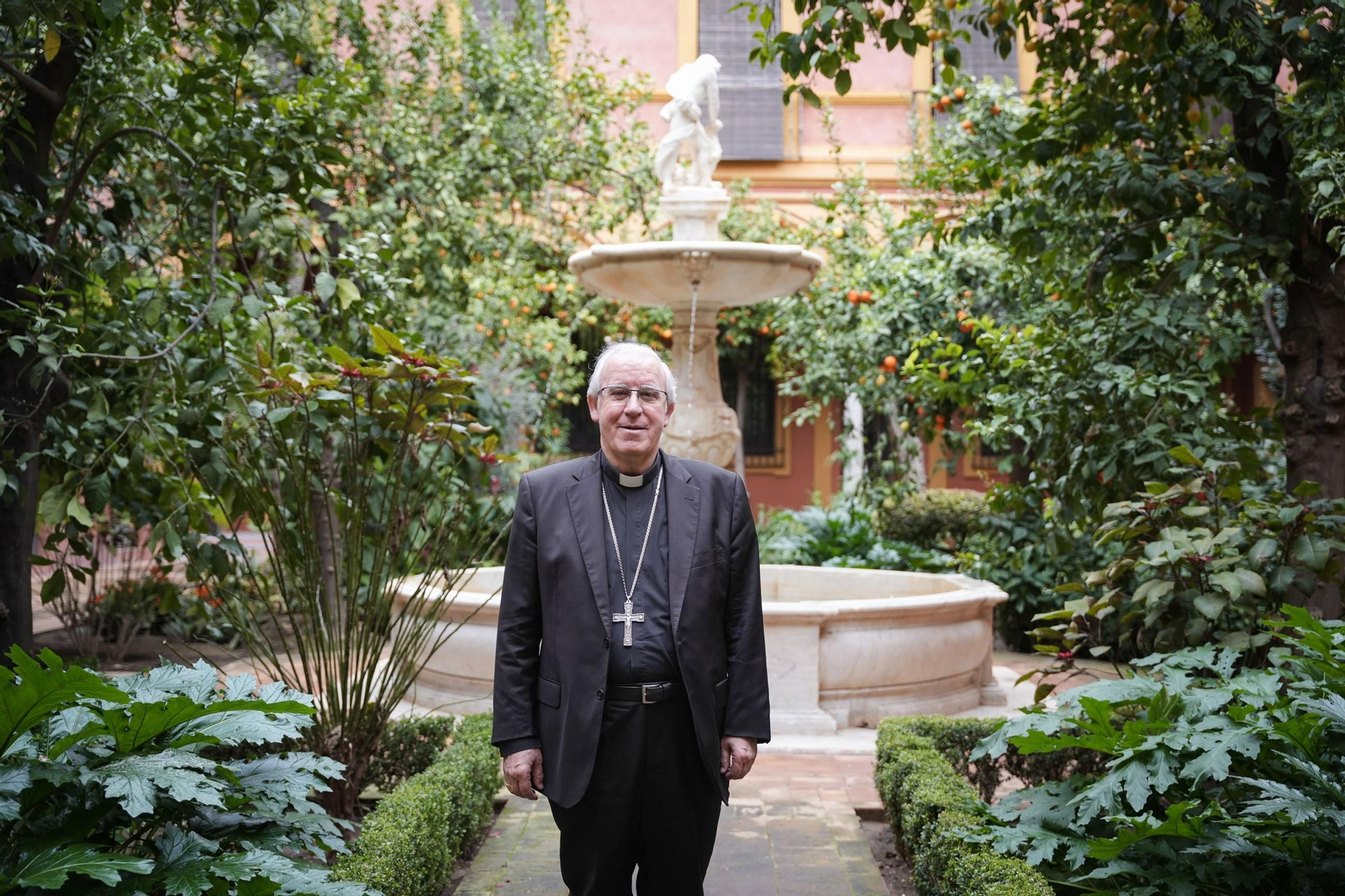Monseñor Saiz en uno de los patios del Palacio Arzobispal de Sevilla.