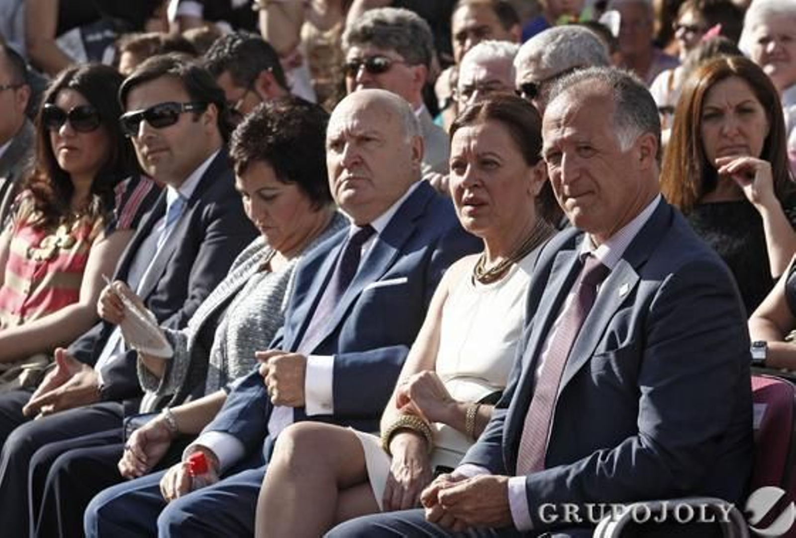Las autoridades locales coronan a las reinas infantil y juvenil, María Jiménez y Marta Cabello

Foto: Erasmo Fenoy