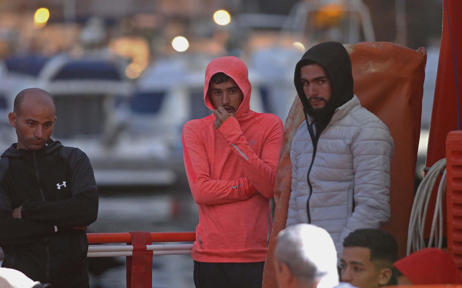 Imágenes de los 10 migrantes rescatados por Salvamento Marítimo en Algeciras