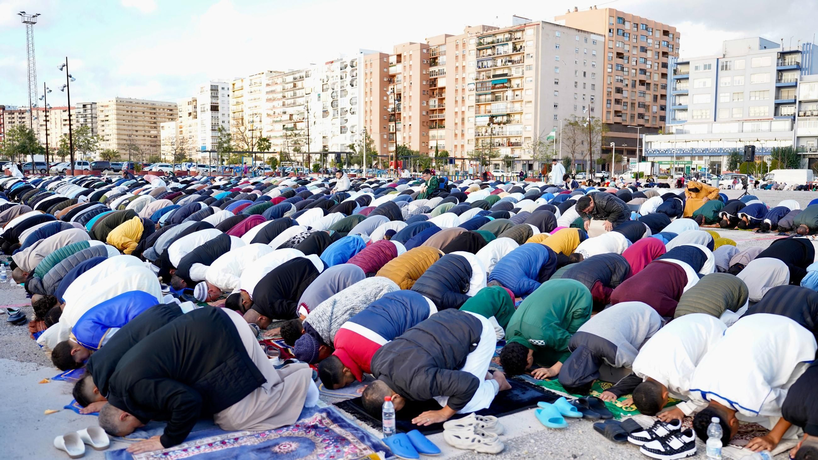 Fotos: Los musulmanes de Algeciras finalizan el mes de ayuno del Ramadán con un rezo comunitario en el Llano Amarillo