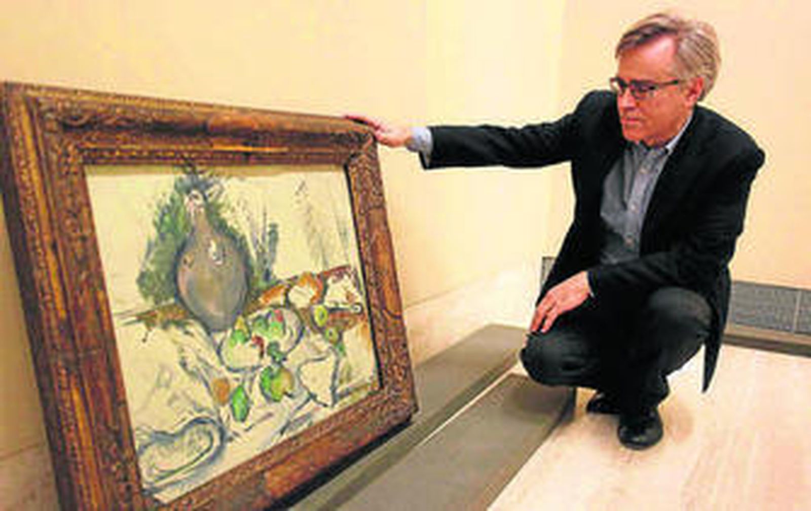 Guillermo Solana ante una obra de Cezanne que exhibe ahora el Thyssen.