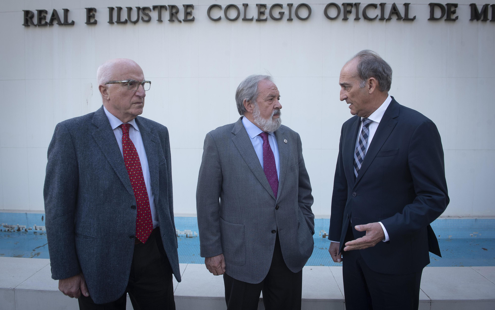 Antonio Núñez, Alfonso Carmona y Gabriel Pérez en el acto celebrado en el Colegio de Médicos de Sevilla.