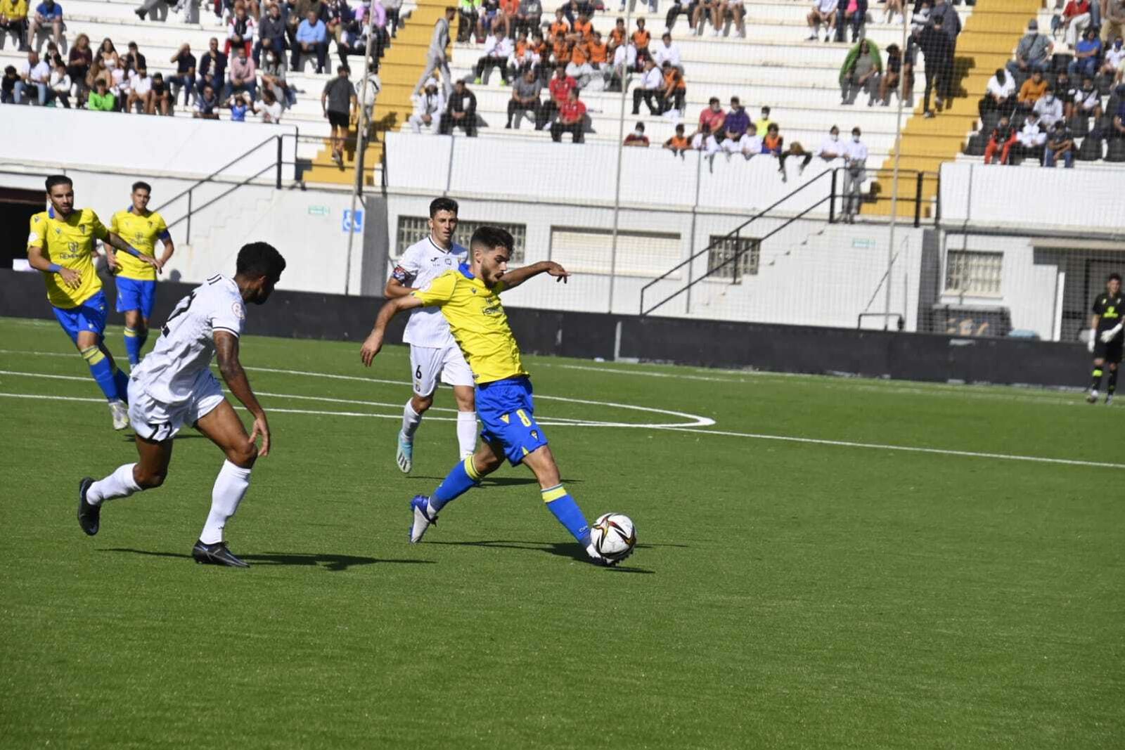 Algarra trata de abrir a banda ante la cercana presencia de Benji y Reina.