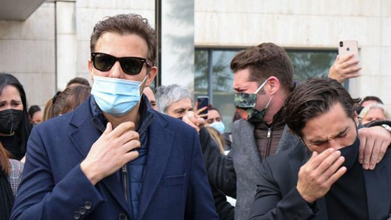 El hermano de Álex, Joan Casademunt, se dirige a los periodistas mientras sus compañeros de 'OT 1' lloran emocionados.