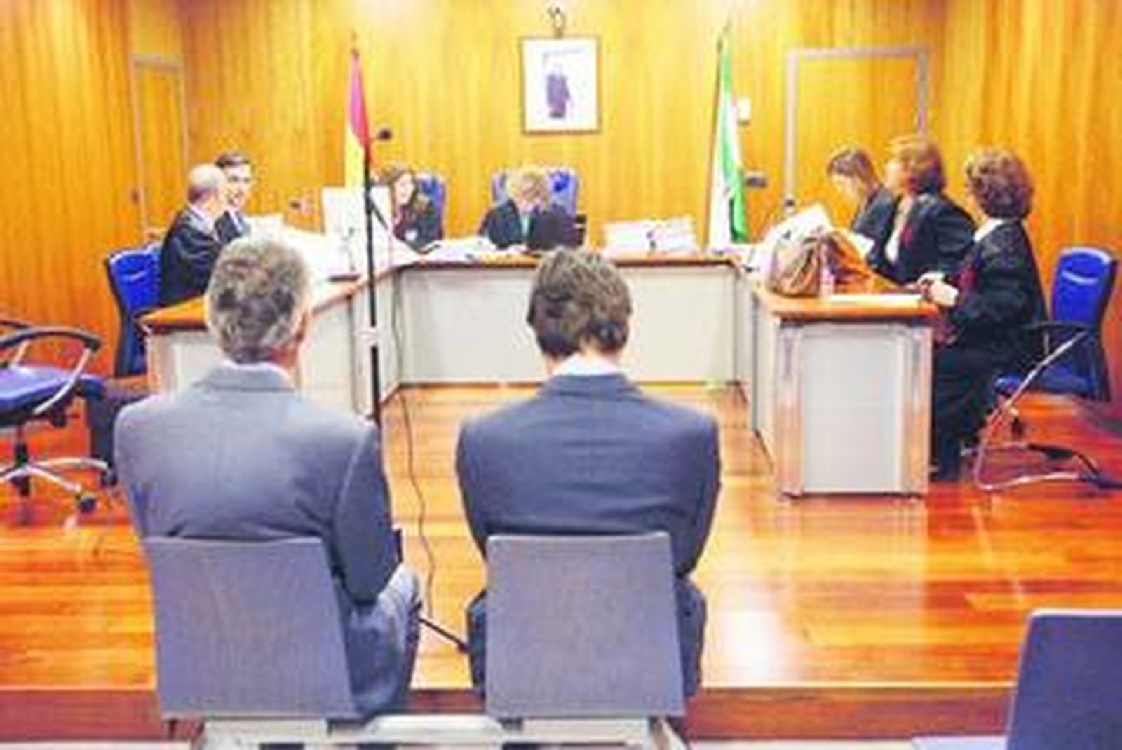José Ávila Rojas (izda.), junto a su hijo José Humberto, ayer en el banquillo de los acusados.