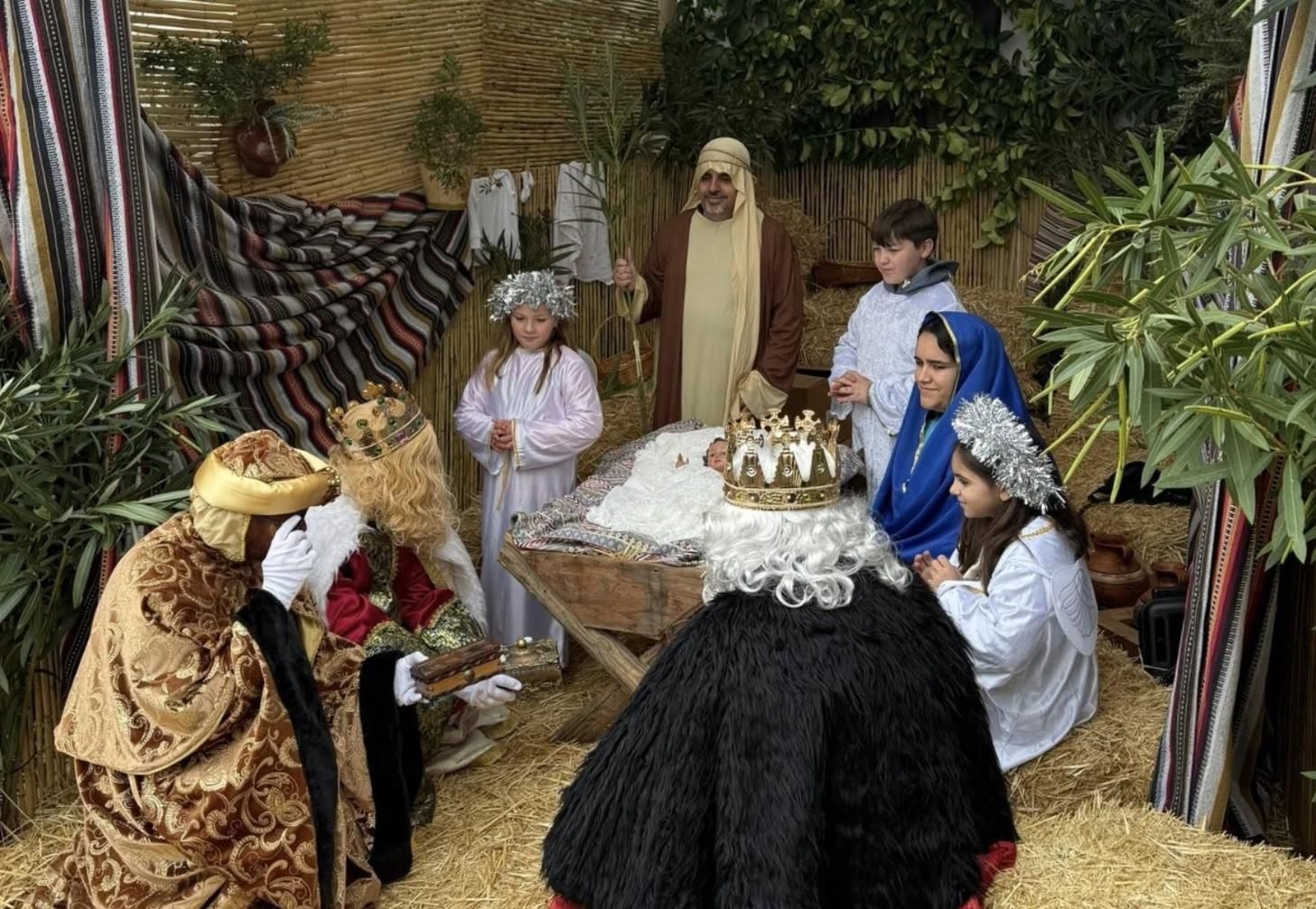 Representación de la adoración de los Reyes Magos al niño Jesús